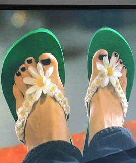 Amanda Crew feet photo thumbnail