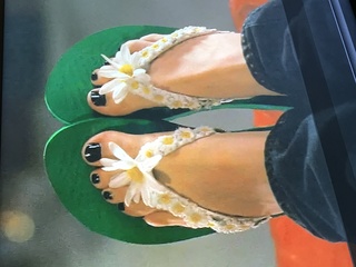Amanda Crew feet photo thumbnail