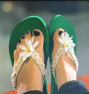 Amanda Crew feet photo thumbnail