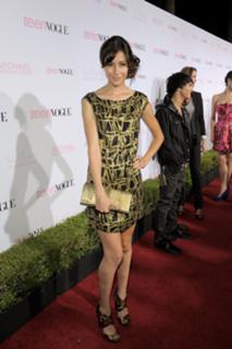 Amanda Crew feet photo thumbnail