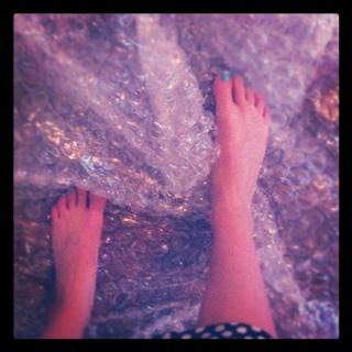 Amanda Crew feet photo thumbnail