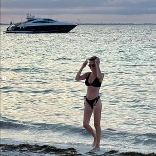 Amanda Cryer feet photo 5