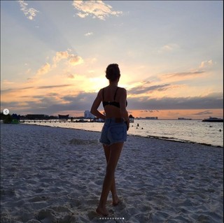 Amanda Cryer feet photo 3