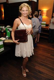 Amanda Detmer feet photo 14