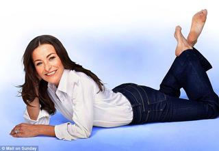 Amanda Donohoe feet photo 8