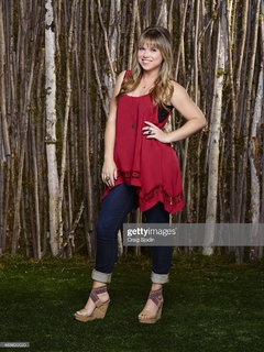 Amanda Fuller feet photo thumbnail