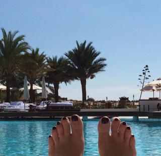 Amanda Holden feet photo thumbnail