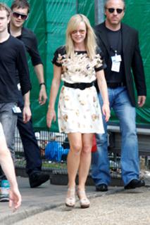 Amanda Holden feet photo thumbnail