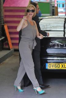 Amanda Holden feet photo thumbnail