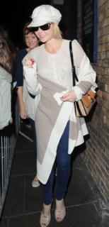 Amanda Holden feet photo thumbnail