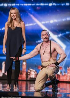 Amanda Holden feet photo thumbnail