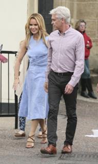 Amanda Holden feet photo thumbnail