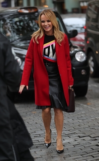 Amanda Holden feet photo thumbnail