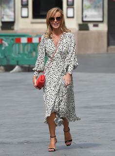 Amanda Holden feet photo thumbnail