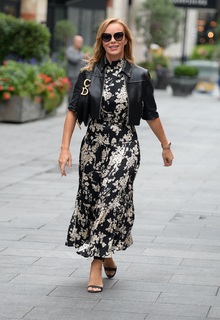 Amanda Holden feet photo thumbnail