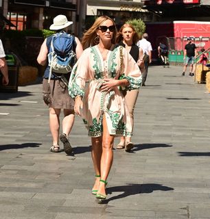Amanda Holden feet photo thumbnail