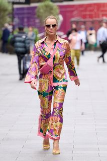 Amanda Holden feet photo thumbnail