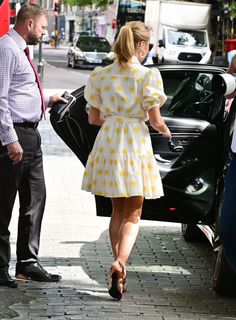 Amanda Holden feet photo thumbnail