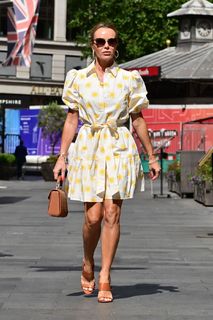 Amanda Holden feet photo thumbnail