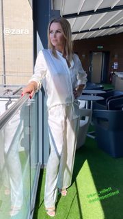 Amanda Holden feet photo thumbnail
