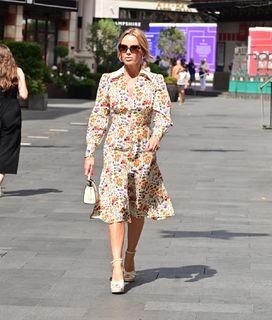 Amanda Holden feet photo thumbnail
