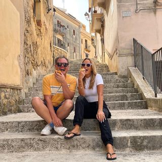 Amanda Holden feet photo thumbnail