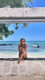 Amanda Holden feet photo thumbnail