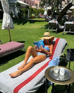 Amanda Holden feet photo thumbnail