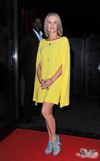 Amanda Holden feet photo thumbnail