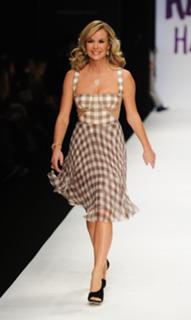Amanda Holden feet photo thumbnail