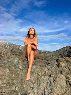 Amanda Holden feet photo thumbnail
