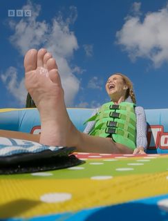 Amanda Holden feet photo 8