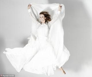 Amanda Holden feet photo thumbnail