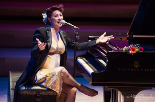 Amanda Palmer feet photo 8