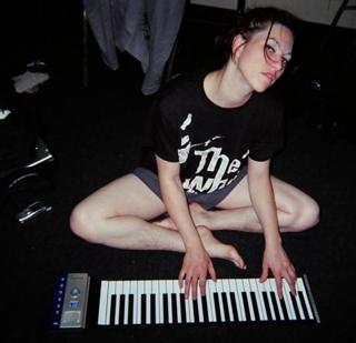 Amanda Palmer feet photo 2