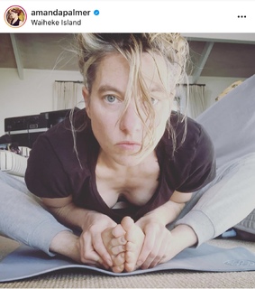 Amanda Palmer feet photo 16