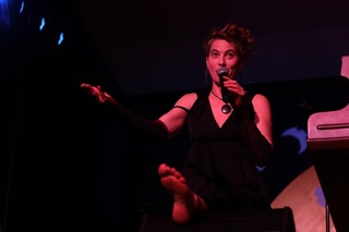 Amanda Palmer feet photo 8