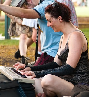 Amanda Palmer feet photo 18