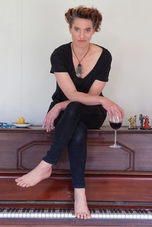 Amanda Palmer feet photo 6