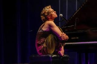 Amanda Palmer feet photo 19