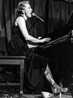 Amanda Palmer feet photo 6