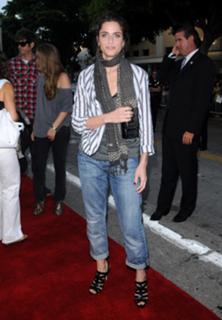 Amanda Peet feet photo thumbnail