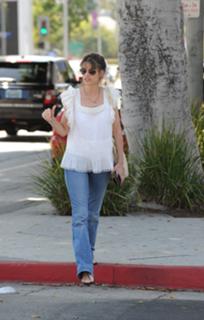 Amanda Peet feet photo thumbnail