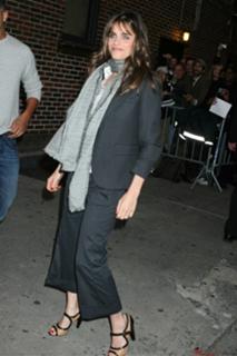 Amanda Peet feet photo thumbnail