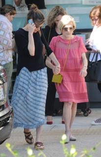 Amanda Peet feet photo thumbnail