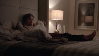 Amanda Peet feet photo thumbnail
