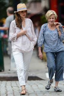 Amanda Peet feet photo thumbnail