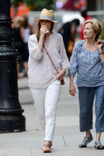 Amanda Peet feet photo thumbnail