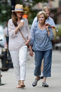 Amanda Peet feet photo thumbnail