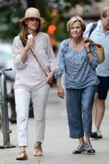 Amanda Peet feet photo thumbnail